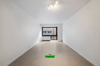 Gelegen nabij het Leopoldpark in het centrum van Oostende, treffen we dit verzorgd en volledig instapklaar appartement aan. Het pand heeft een topligging, met op wandelafstand het strand, winkels en talloze andere faciliteiten. <br /><br />Binnenin het appartement is er een logische indeling, met ten eerste een aparte inkomhal die de verschillende ruimtes verbindt. De ruime leefkamer is lichtrijk en aanpalend bevindt zich de functioneel uitgeruste keuken. <br /><br />Achterin het pand is er één ruime slaapkamer met een balkon. De badkamer is uitgerust met een lavabo, toilet en bad/douchecombinatie. <br /><br />In de gemene delen is er een privatieve kelderberging beschikbaar alsook een gemeenschappelijke fietsenstalling. <br /><br />Dankzij de ligging, grootte en indeling betreft het hier een uitermate geschikt pand voor allerlei doeleinden, gaande van vaste bewoning tot vakantieverblijf of investering. <br /><br />Aarzel niet en neem contact op voor meer info of een afspraak! <br /><br />