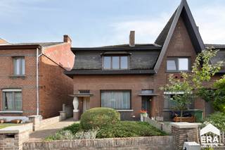 br&gt;Bent u op zoek naar een woning die u volledig naar eigen smaak kunt renoveren? Dan biedt deze woning aan de Guido Gezellestraat 26 in Mol een mooie basis en heel wat mogelijkheden.<br />De woning is rustig en residentieel gelegen, vlak bij het centrum van Mol. Winkels, scholen, horeca en andere dagelijkse voorzieningen zijn vlot bereikbaar. Ook de omliggende gemeenten en belangrijke verbindingswegen liggen op korte afstand.<br />De woning vormt een goede basis of u nu op zoek bent naar een eigen woning, een renovatieproject of een interessante investering, deze woning biedt verschillende mogelijkheden.<br /><br /><strong>Troeven:</strong>
<ul><li>Gelegen bij het centrum van Mol</li><li>2 slaapkamers</li><li>Potentieel </li><li>Mooie buitenruimte </li><li>Rustige en aangename woonomgeving</li><li>Goede bereikbaarheid</li><li>Winkels, scholen en dagelijkse voorzieningen in de omgeving</li><li>Interessant voor zowel eigen bewoning als investering</li></ul>
Een woning met potentieel voor wie graag zelf een thuis creëert. Ontdek de mogelijkheden van deze woning en laat u verrassen door wat er na renovatie van te maken valt.