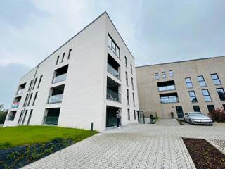 Luxe appartementen in het hart van een groeiende stad!<br />Ideale locatie:<br />- Op slechts 5 minuten van het centrum van Bastenaken<br />- Dichtbij de snelweg naar het Groothertogdom Luxemburg en de E25 naar Aarlen en Luik<br />Aantrekkelijkheid van de regio:<br />- Bastenaken is een dynamische en groeiende stad<br />- Sterke vraag naar appartementen van de vele Belgen die in Luxemburg werken, waar de vastgoedmarkt veel duurder is<br />Onvergelijkbare voordelen:<br />- Direct rendement bij reeds opgeleverde appartementen<br />- Moderne appartementen met een rustige omgeving. Een aangelegde tuin die de levenskwaliteit verbetert!<br />- Apparatuur van topkwaliteit, uitstekende energieprestaties en een zeer goede geluidsisolatie, waardoor u verzekerd bent van een woning die zowel comfortabel als energiezuinig is.<br /><br />Neem vrijblijvend contact met ons op. Wij geven u graag een gedegen advies en onderzoeken uw investeringsmogelijkheden afhankelijk van uw situatie - 078 05 15 51