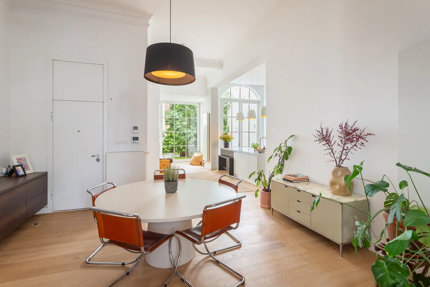 Stylishly furnished apartment with spacious outdoor area - photo 4
