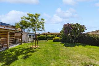 <p>Op zoek naar comfortabel gelijkvloers wonen met potentieel? Deze bungalow in Oudenburg biedt een mooie basis op een centrale ligging.</p><p>Via de inkomhal kom je in de gang die toegang geeft tot de lichtrijke leefruimte met zicht op de tuin. Aansluitend bevindt zich de praktische keuken met toegang tot de berging en het aparte toilet. Verder zijn er twee volwaardige slaapkamers en een nette badkamer. De inpandige garage en extra bergingen zorgen voor voldoende opbergruimte.</p><p>Buiten geniet je van een zonnige tuin met de nodige privacy, ideaal om tot rust te komen.</p><p>Technisch zijn reeds stappen gezet: de meeste ramen werden vernieuwd naar hoogrendementsglas en het plafond is geïsoleerd. Door het aanpassen van het verwarmingssysteem kan de EPC-score relatief eenvoudig verbeterd worden.</p><p>Centrale ligging met een vlotte verbinding naar Brugge, Oostende en omliggende gemeenten, alsook nabij winkels en voorzieningen.</p><p>Ideaal voor wie comfortabel en gelijkvloers wil wonen en de woning verder naar eigen smaak wil afwerken.</p><p>Interesse?</p>