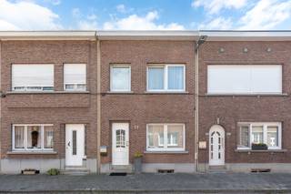 Op wandelafstand van het centrum van Merksem ligt deze instapklare gezinswoning, waar je geniet van een rustige thuisbasis met winkels, scholen, openbaar vervoer en andere dagelijkse voorzieningen vlakbij.<br /><br />Binnen vormt de leefruimte met gezellige haard het warme hart van de woning. Aansluitend zorgen de eetkamer en de open, volledig uitgeruste keuken voor een fijne plek waar koken, tafelen en samenzijn vanzelf in elkaar overlopen. Vanuit de keuken kijk je uit op de onderhoudsvriendelijk aangelegde tuin.<br /><br />Ook buiten is het aangenaam vertoeven. Het verhoogde terras biedt een open zicht en tegelijk voldoende privacy, terwijl het overdekte terras achteraan ervoor zorgt dat je bijna het hele jaar door van het buitenleven kan genieten. Een ruime tuinberging maakt het geheel compleet.<br /><br />Op de eerste verdieping bevinden zich drie slaapkamers, waaronder een master bedroom met aansluitende dressing. De moderne badkamer is uitgerust met een inloopdouche, dubbele lavabo en toilet. Op de nachthal is bovendien extra bergruimte voorzien.<br /><br />Ook praktisch zit het goed, met een ruime droge kelder en de mogelijkheid om vlak om de hoek een garagebox te huren.<br /><br />Een woning waar je zonder zorgen je intrek kan nemen en waar comfort, een gezellige buitenruimte en een centrale ligging mooi samenkomen.<br /><br />Benieuwd? We laten je deze woning graag zelf ontdekken.