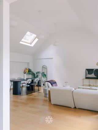 <p><span>GENT CENTRUM - Karaktervol en lichtrijk appartement met mezzanine in de Gentse Binnenstad</span></p><p><span> </span></p><p><span>Op een zeer gegeerde ligging in de Gentse binnenstad op wandelafstand van de Korenmarkt en Vrijdagmarkt , treffen we dit charmante en instapklare appartement in een kleinschalige residentie.</span></p><p><span> </span></p><p><span>De combinatie van hoge plafonds, grote raampartijen en een open concept zorgt voor een aangenaam woonvolume en veel natuurlijke lichtinval. Het appartement werd recent opgefrist en volledig geschilderd, waardoor het meteen klaar is voor bewoning. Een bijzondere troef is de aparte slaapkamer op de mezzanine, wat zorgt voor een heus loft-gevoel.</span></p><p><span> </span></p><p><span>Dankzij de centrale ligging, lage gemeenschappelijke kosten en de aanwezigheid van een gemeenschappelijke fietsenstalling vormt dit appartement een interessante opportuniteit voor zowel eigen bewoning als investering.</span></p><p><span> </span></p><p><span>De troeven in een notendop: </span></p><ul><li><span>Gegeerde ligging in hartje Gent</span></li><li><span>Kleinschalige residentie</span></li><li><span>Recent opgefrist en volledig geschilderd</span></li><li><span>Lichtrijke en gezellige leefruimte</span></li><li><span>Unieke ligging</span></li><li><span>Lage gemeenschappelijke kosten</span></li><li><span>EPC Label C, asbestveilig en conforme elektriciteit</span></li></ul><p><span> </span></p><p><span> </span></p><p><span>Indeling:</span><span> Inkomhal met ruime berging, lichtrijke leefruimte met zithoek en eetplaats, geïnstalleerde keuken, badkamer met lavabomeubel, douche en toilet. Via de vaste trap bereikt u de slaapkamer, die dankzij de hoogte en open verbinding een bijzonder ruimtelijk gevoel biedt.</span></p><p><span> </span></p><p><span> </span></p><p><span>Belangrijk: </span></p><p><span>Richtprijs: 299.000 EUR</span></p><p><span>EPC: 252 kWh/m² jaar (UC: 20250503-0003591719-RES-1)</span></p><p><span>Geen renovatieverplichting</span></p><p><span> </span></p><p><span>Benieuwd? Contacteer Axel Lenaerts makelaars voor meer info of een bezoek ter plaatse via <span>Laurens@axellenaerts.be</span></span><span> of 09 245 24 24</span></p><p><span> </span></p>