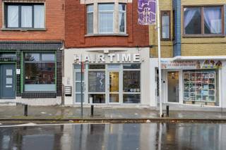 Ontdek deze veelzijdige handelsruimte op een uitstekende locatie aan de Phoenixbrug, recht tegenover café De Redding. Dankzij de centrale ligging is het pand vlot bereikbaar met het openbaar vervoer én met de fiets. <br />De handelsruimte verwelkomt je met een ruime inkom die doorloopt tot achteraan, waar zich een praktische keuken, een extra ruimte (geschikt als opslag, bureau of vergaderruimte) en een toilet met lavabo bevinden.<br />De open indeling biedt tal van mogelijkheden voor ondernemers die op zoek zijn naar een goed gelegen locatie om hun zaak uit te bouwen of het nu gaat om een winkel, kantoor, praktijkruimte of een ander commercieel project.<br />Heeft u interesse in deze handelsruimte?<br />Neem dan snel contact op via 0484 14 96 86 of mail naar info@oko.immo