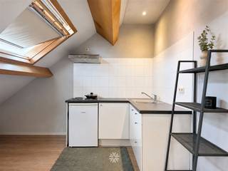 <p><span>GENT - Zwijnaardsesteenweg - Ben je op zoek naar een ruime en gemeubelde studentenstudio te huur in Gent? Lees dan snel even verder.</span></p><p><span> </span></p><p><span>De voornaamste troeven:</span></p><ul><li><span>Gemeubelde dakstudio</span></li><li><span>Geschikt voor twee personen (ENKEL STUDENTEN)</span></li><li><span>Privatieve keuken en douchekamer (wel te delen in geval van twee studenten)</span></li><li><span>Op wandelafstand van het stadscentrum, winkels, restaurants, etc.</span></li><li><span>Nabij Gent Sint-Pietersstation</span></li></ul><p><span> </span></p><p><span>Indeling: eigen keukentje en badkamer (douche, toilet en lavabo), twee bedden, twee bureaus + twee bureaustoelen. <br />De studio is opgesplitst in twee helften waardoor je een woongelegenheid hebt voor twee huurders. De keuken en badkamer zijn te delen en je wandelt hierdoor wel door elkaars slaapplek.</span></p><p><span> </span></p><p><span>Belangrijke informatie:</span></p><p><span>Huurprijs: 800 euro/maand + 200 euro/maand inclusief verbruik EGW (elektriciteit, gas en water) en internet. Enkel studenten!</span></p><p><span>De studio is geschikt voor twee studenten die graag samen willen wonen en keuken/badkamer wensen te delen.</span></p><p><span>Beschikbaar vanaf: 15/09/2026.</span></p><p><span> </span></p><p><span>Interesse in deze toffe studentenstudio? Vraag dan snel jouw bezoek aan via onze website www.axellenaerts.be!</span></p><p><span> </span></p>