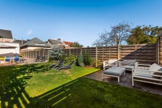 Deze karaktervolle woning bevindt zich in een doodlopende straat op een centrale locatie in Lier.<br />Met 3 royale slaapkamers, 2 badkamers en een sfeervolle tuin biedt deze woning een perfect evenwicht tussen comfort en gezelligheid. Dankzij de slimme indeling valt er volop natuurlijk licht naar binnen, wat zorgt voor een warme en uitnodigende leefruimte.<br /><br />Op het gelijkvloers verwelkomt de ruime inkomhal u die toegang geeft tot de lichtrijke leefruimte met prachtig zicht op de mooie tuin met riant terras. Deze vormt een oase van rust om in alle privacy te genieten. Aansluitend bevindt zich de volledig uitgeruste keuken voorzien van een gasvuur, een oven, een microgolfoven, een koelkast en een vaatwasser. Vervolgens is er een badkamer met toilet, douche en dubbele lavabo aanwezig alsook een praktische wasberging. <br /><br />Op de eerste verdieping geeft de nachthal toegang tot twee ruime slaapkamers (12m² / 14,75m²) en een tweede badkamer met ligbad, toilet en enkele lavabo. <br /><br />De tweede verdieping bestaat nog uit een ruime 3de slaapkamer (24,75m²). <br /><br />Tot slot is er nog een garage aanwezig die handig is voor het stallen van fietsen. <br /><br />Troeven: <br />+ Veel lichtinval <br />+ Gezellige tuin met groot terras <br />+ Garage voor fietsen<br />+ EPC C<br />+ 3 slaapkamers<br />+ 2 badkamers <br />+ Centrale en goed bereikbare ligging in Lier <br /><br />Interesse? Neem contact op via 03 337 50 70 of info@vbvastgoed.be voor meer informatie of een bezichtiging.