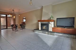 <p><span>Rustig gelegen gezinswoning</span></p><p><span> </span></p><p><span>In een verkeersarme straat vinden we deze ruime gezinswoning bestaande uit de inkomhal met gastentoilet, ruime woonkamer met gezellige pelletkachel, nette keuken met aansluitend een grote veranda en de garage met wasplaats/berging.</span></p><p><span> </span></p><p><span>Op de eerste verdieping zijn drie slaapkamers en de badkamer. De zolder boven de garage kan verbonden worden met het hoofdvolume zodat een vierde kamer of bureau tot de mogelijkheden hoort.</span></p><p><span> </span></p><p><span>Ruime en geïsoleerde zolder, ideaal als berging.</span></p><p><span> </span></p><p><span>De aangename tuin maakt het geheel af!</span></p><p><span> </span></p><p><span> </span></p><p><span>- RUSTIG GELEGEN<br />- 3600 WP ZONNEPANELEN <br />- GARAGE + OPRIT VOOR DE WAGEN</span></p><p><span> </span></p>