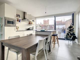 Uiterst ruim en lichtrijk appartement (88m²) te huur in Veurne met twee slaapkamers, terras (26m²) en dubbele garage in de stijlvolle...