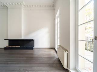 In het hartje van Brussel, vlakbij het Koninklijk Park, volledig gerenoveerde triplex van ± 550 m² bruto oppervlakte in een herenhuis dat ruimte, elegantie en modernisme <span>allieert</span>.<br /><br />De drie verschillende ingangen zijn ideaal voor de combinatie van een vrij beroep, prestigieus appartement en service. Op het gelijkvloers leidt de inkomhal naar een groot kantoor, een technische gegevensruimte, een slaapkamer met badkamer en toegang tot de kelders (± 130 m²) bestaande uit een gymzaal, doucheruimte (mogelijkheid tot hammam), stookruimte, wijn kelder en veel opslagruimte. Op de tussenverdieping, grote slaapkamer met kleedkamer, badkamer en aparte ingang. Op de eerste verdieping majestueuze recepties (plafondhoogte 4,50m) inclusief woon- en eetkamer, open haard met ethanol, Bulthaup keuken met centraal eiland met zicht op de Congreszuil, vestiaire en boudoirsalon. De tweede verdieping omvat een mezzanine woonkamer, hoofdslaapkamer met grote kleedkamer en badkamer, twee andere slaapkamers met kleedkamer en aangrenzende doucheruimtes.<br /><br />Andere : alarm, elektriciteit conform datasysteem op alle niveaus, videofoon, individuele boiler, <span>wijnkelder, </span>4 optionele parkeerplaatsen à 30.000 € per eenheid.<br /><br />De wijk rond het warandepark is uitstekend gelegen in het centrum van Brussel, op wandelafstand van vele restaurants, musea en winkels. <br /><br />Voor meer informatie kunt u contact opnemen met Corinne Thumelaire + 32 (0) 498 23 79 35.