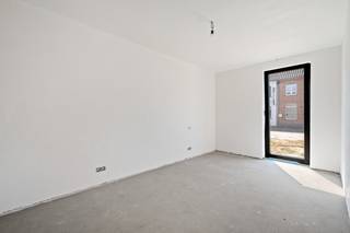 Prachtig nieuwbouwproject “Residentie Kapellestraat” pal in de dorpskern van Laakdal.<br /><br />“Residentie Kapellestraat” staat voor een stijlvolle, hedendaagse en tijdloze architectuur. De materiaalkeuze en detaillering resulteert in gevels die eenvoud en klasse uitstralen. Deze lijn wordt volledig doorgetrokken in heel het project dat met de grootste zorg voor esthetiek werd ontworpen.<br /><br />Dit project bestaat uit 6 appartementen van met 1,2 en 3 slaapkamers, in combinatie met een gemeenschappelijke fietsenberging en afvalberging.<br /><br />De bewoonbare oppervlaktes bedragen 71 m² en 103 m² allen badend in het licht met veel natuurlijke lichtinval en riant terras.<br /><br />Via een autolift betreden we eveneens de ruime kelder voor parkeergelegenheid.<br /><br />De gezamenlijke tuinzone tussen de appartementen zorgt voor de juiste buitenatmosfeer! de oplevering wordt voorzien tegen einde dit jaar, de vloer, badkamer en keuken kan nog zelf gekozen worden zodat je zelf je eigen smaak kan integreren in u appartement.<br /><br />De ruime budgetten in het voorziene lastenboek zorgen ervoor dat u het appartement volledig kan afwerken naar eigen smaak en voorkeur!<br /><br />Contacteer ons vrijblijvend voor meer informatie op maat of een bezoek ter plaatse en laat u verrassen.