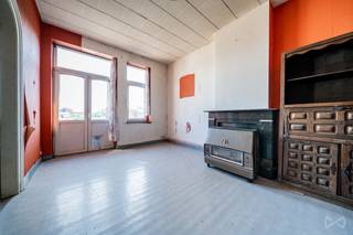 We Invest et Lucas vous proposent à la vente cet immeuble de rapport mixte idéalement situé dans le centre de Seraing comprenant un...