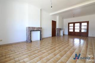 Ontdek deze gelijkvloerse woning in Berloz, met ongeveer 120 m² woonruimte, ideaal voor een stel of een klein gezin. Het beschikt over een...