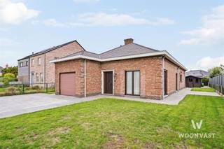 <br /><p>Droom je van gelijkvloers wonen in een rustige, landelijke omgeving? Deze gerenoveerde bungalow in Waasmunster biedt je comfort, ruimte en een groene omgeving om volop van te genieten.</p><p>De woning telt 3 volwaardige slaapkamers en beschikt over een vernieuwde keuken met alle toestellen, helemaal klaar om in te koken. Een aparte berging zorgt voor extra opbergruimte. De badkamer is perfect bruikbaar, maar kan later naar eigen smaak vernieuwd worden. De inpandige garage heeft een vaste trap naar de zolderruimte, handig voor extra opslag of een creatieve invulling. Buiten wacht een volledig toegankelijke tuin, ideaal om te tuinieren, te spelen of te ontspannen.</p><p>✅ Landelijke ligging</p><p>✅ Gerenoveerd</p><p>✅ Inkomhal met apart toilet</p><p>✅ Ruime lichtrijke leefruimte</p><p>✅ 3 volwaardige slaapkamers</p><p>✅ Vernieuwde keuken met alle toestellen</p><p>✅ Aparte berging</p><p>✅ Inpandige garage met vaste trap naar zolder</p><p>✅ Volledig toegankelijke tuin</p><p>✅ EPC C, conforme elektriciteit</p><p>✅ Nieuwe condensatieketel</p><p>Een bungalow met veel mogelijkheden op een rustige locatie, plan snel een bezoek!</p><p>📩 gilles@woonvast.be — 📞 0491 94 95 38 — 🌐 www.woonvast.be</p>