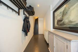 <p><strong>Move-in-ready family home with garage, studio, and south-facing garden near the Rivierenhof</strong></p><p>Conveniently located at 76 Boshovestraat, this spacious and well-maintained family home offers a generous <strong>209 m²</strong> of <strong>living space</strong>.</p><p>The home features a pleasant living area, a contemporary kitchen, and a porch that provides a lovely connection to the garden. It also has three bedrooms, making it ideal for a family.</p><p>A special highlight is the spacious, studio-style workspace with impressive ceiling height. This versatile space offers numerous possibilities and can be used as a studio, hobby room, workshop, or for a small business. The spacious garage also provides additional parking and storage space.</p><p>At the rear is the sunny, south-facing garden, which is a pleasant place to relax. The built-in garden shed also offers practical storage space for bicycles, garden tools, and other essentials.</p><p>The home is well-maintained and completely move-in ready. Thanks to its favorable <strong>EPC rating of B</strong>, there is no obligation to renovate.</p><p>The location also adds significant value. The Rivierenhof is nearby, and shops, schools, public transportation, and major access roads are easily accessible. A versatile family home with plenty of space, a pleasant garden, and exceptional opportunities for living and working.</p>