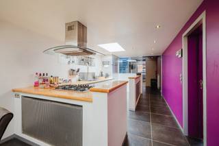 Vous recherchez une maison à Sint-Amandsberg que vous pourrez aménager entièrement selon vos goûts ? Alors cette propriété est exactement ce qu'il vous faut. Avec une surface habitable d'environ 246 m², cette maison offre une occasion unique de réaliser la maison de vos rêves dans un emplacement de choix.<br /><br />EMPLACEMENT<br /><br />Cette maison spacieuse, à rafraîchir, est idéalement située dans un quartier résidentiel calme, juste à la périphérie du centre de Gand (Sint-Amandsberg). La rue allie un cadre de vie agréable à un accès facile au centre de Gand et à la R4. Vous trouverez de nombreuses commodités à proximité immédiate, telles que des supermarchés, des écoles et des commerces de proximité. La gare de Gand-Dampoort se trouve à quelques pas de la maison.<br /><br />De plus, vous êtes à proximité du Potuitpark et du Rozenbroekenpark — idéal pour ceux qui aiment profiter de la verdure en ville. Mobiscore de 9,3/10.<br /><br />AGENCEMENT<br /><br />Vous entrez dans la maison par le garage intégré, qui donne directement sur le salon lumineux avec coin repas et cuisine équipée. Les grandes baies vitrées offrent une vue sur le jardin orienté sud et laissent entrer beaucoup de lumière naturelle. Vous trouverez également un bureau et des toilettes séparées. Le rez-de-chaussée est actuellement utilisé en partie comme garage/atelier, mais peut être transformé en un espace de vie particulièrement spacieux.<br /><br />Le jardin ensoleillé de 250 m² est entièrement privé et dispose en outre d'un espace extérieur polyvalent.<br /><br />Au premier étage se trouve la chambre principale avec salle de bains attenante. Le deuxième étage offre deux chambres supplémentaires, des toilettes et un espace de rangement pratique.<br /><br />ATTOUS<br /><br />- Maison économe en énergie (PEB B)<br /><br />- Maison spacieuse avec beaucoup de potentiel<br /><br />- Proximité du parc de loisirs Rozebroeken<br /><br />Venez la découvrir par vous-même et contactez Bram pour plus d'informations ou pour une visite au +32 471 76 90 50.