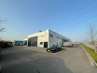 Unité PME à louer idéalement située le long de la Woluwelaan à Machelen, près du Makro. L'espace de stockage a une superficie de 350m² et est accessible via une porte sectionnelle et une porte d'accès. Le sol est en poly béton, il y a suffisamment de lumière du jour à travers du lanterneaux. Les bureaux ont une superficie de 160m² sur deux étages et comprennent une salle de réunion, toilettes, douche, salle à manger etc. Plusieurs parking prévu devant le bâtiment.