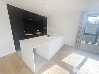 Ontdek dit prachtige, relatief nieuwe appartement dat comfort, stijl en functionaliteit perfect combineert.<br />Vanaf het moment dat u de inkomhal betreedt, voelt u de ruimte en de frisse, moderne uitstraling.<br />De royale woonkamer baadt in natuurlijk licht dankzij grote raampartijen en biedt een open verbinding met de volledig uitgeruste, moderne keuken – ideaal voor gezellige avonden en entertainment.<br /><br />Het appartement beschikt over twee ruime slaapkamers, beide voorzien van stijlvolle ingemaakte kasten die voor optimale opbergruimte zorgen.<br />De badkamer heeft een dubbele lavabo, een toilet, een bad én een aparte douche. Er is tevens een apart gastentoilet voorzien. <br /><br />Daarnaast biedt het appartement twee bergingen en een kelderruimte, waardoor u meer dan voldoende opbergruimte hebt voor al uw spullen.<br />Het royale terras biedt een fantastisch uitzicht en is de perfecte plek om te genieten van de zon of een rustige avond buiten.<br /><br />De maandelijkse gemeenschappelijke kosten bedragen € 200. Deze omvatten onder meer het tuinonderhoud in de omgeving, het onderhoud van de gemeenschappelijke gang én een voorschot op het verbruik van de verwarming.<br />Dankzij het uitstekende EPC geniet u bovendien van een energiezuinig appartement dat modern wooncomfort combineert met duurzame prestaties.<br /><br />Voor uw comfort zijn er twee autostaanplaatsen beschikbaar bij te huren aan € 100 per maand per plaats, waarbij het huren van minstens één staanplaats verplicht is.<br />Dit is een unieke kans om te wonen in een licht, ruim en stijlvol appartement met alle voorzieningen die u zich maar kunt wensen.