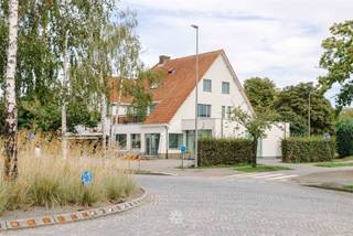 <p><span>DE PINTE| Handelspand te koop in het centrum van De Pinte</span></p><p><span> </span></p><p><span>Dit voormalig bankkantoor geniet van een uitstekende centrale ligging aan de Baron de Gieylaan. Een locatie die wonen, werken en ondernemen op een aangename manier combineert. </span></p><p><span>Een bijzonder interessante locatie voor wie op zoek is naar een </span><span>goed bereikbare kantoor-, praktijk- of handelslocatie</span><span>, op korte afstand van Gent en tegelijk gelegen in de aangename en residentiële omgeving van De Pinte. </span></p><p><span> </span></p><p><span>Troeven: </span></p><ul><li><span>Commerciële ligging</span><span> nabij andere handelszaken, horeca en dienstverlening</span></li><li><span>Goede </span><span>zichtbaarheid </span><span>met veel</span><span> passage </span><span>aan centrale straat</span></li><li><span>Uitstekende </span><span>bereikbaarheid - </span><span>vlotte verbinding met </span><span>de N60, E17</span><span>, </span><span>E40</span><span> en op wandelafstand van het </span><span>station De Pinte</span></li><li><span>Ruime oppervlakte</span><span> van maar liefst </span><span>383m²</span></li><li><span>Diverse invullingen mogelijk</span></li><li><span>Private bezoekersparkeerplaatsen</span><span> gelegen voor het gebouw</span></li></ul><p><span> </span></p><p><span>Richtprijs: </span><span>699.000 EUR</span></p><p><span>EPC: Niet-residentiële eenheid - Label C- UC: 20260629-0003902763-KNR-1</span></p><p><span> </span></p><p><span>Interesse of graag een bezoek ter plaatse? Contacteer Axel via 09 245 24 24 of <span>axel@axellenaerts.be</span></span><span> <br /><br /></span></p>