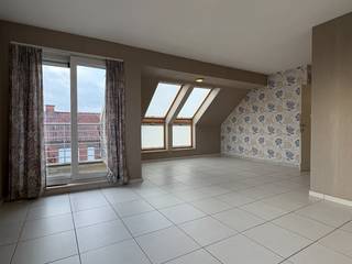 Hedendaags, tof 2 slaapkamer-appt met terras in Kuurne. <br /><br />Zopas nieuw geschilderd. Inkom met apart toilet en lange gang tot aan de leefruimte met veel lichtinval, vele raampartijen en een aangenaam terras. Een open leefruimte met keuken.<br />De keuken is volledig geïnstalleerd en heeft een handige en echt ruime berging. <br /><br />Verder zijn er 2 slaapkamers waarvan 1 met inbouwkast. De badkamer heeft een ligbad, douche en wastafel.<br /><br />Lift is in het gebouw aanwezig. <br />Voorschot syndic: 50 EUR/mnd.<br /><br />PLUSPUNTEN:<br />+ instap klaar<br />+ energiezuinig<br />+ centrumligging