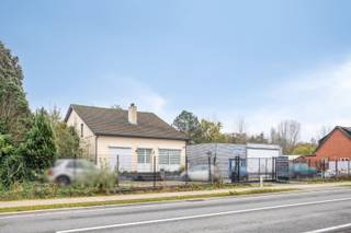 Deze te renoveren woning op een royaal perceel van 18 are 95 ca biedt een aangename groene setting aan de achterzijde van het perceel, terwijl je dankzij de nabijheid van de N136 en N71 geniet van een uitstekende bereikbaarheid richting omliggende gemeenten en belangrijke uitvalswegen. De omgeving biedt bovendien diverse natuur- en recreatiemogelijkheden, met tal van wandel- en fietspaden, bossen, meren en het populaire Zilvermeer in de buurt.<br /><br />Indeling:<br />Bij binnenkomst in de inkomhal krijgen we toegang tot twee slaapkamers, een apart toilet, een te renoveren badkamer, de kelder en de lichtrijke leefruimte met de mogelijkheid om een pelletkachel te plaatsen. Aansluitend bevindt zich de ruime, volledig uitgeruste keuken. Aan de achterzijde van de woning is er een praktische berging met aansluiting voor wasmachine en droogkast.<br />Via de vaste trap in de inkomhal bereiken we de eerste verdieping, waar zich nog drie slaapkamers en een tweede badkamer bevinden.<br /><br />Buitenruimte:<br />Het diepe perceel van bijna 19 are biedt tal van mogelijkheden. Achteraan bevinden zich meerdere garages, terwijl vooraan op het perceel chalets staan die vroeger dienst deden als kantoorruimtes en opslagruimte. Daarachter ligt nog een extra ruimte die in het verleden dienst deed als sauna. Dankzij de grootte en indeling van het perceel kan je achteraan genieten van een groene, meer afgeschermde omgeving.<br /><br />Extra troeven:<br />- Zeer ruim perceel<br />- Veel potentieel voor renovatie of herinrichting<br />- Uitstekende bereikbaarheid<br />- 5 slaapkamers<br />- Verhuurd tot 01/09/2026<br /><br />Renovatieverplichting residentiële gebouwen van toepassing. Meer info: https://energiesparen.be/renovatieverplichting.<br /><br />Voor meer info of een bezoek contacteer ons via info@vastengoed.be of via 014/72 73 74.<br /><br />Wenst u een gratis schatting van uw eigendom? Contacteer ons via 014/72 73 74.