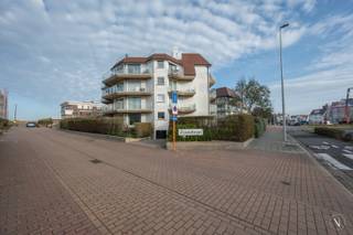 Ruim gelijkvloers hoekappartement met grote tuin – Verhuur op jaarbasisIn een standingvolle en uiterst rustige residentie in het hart van het Zoute,...