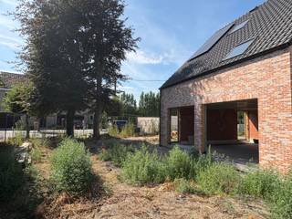 <p>Nieuwbouw met warmtepompen REEDS IN OPBOUW!</p>
<p>Deze woningen kunnen aangekocht worden aan 6% BTW als enige eigen woning of voor 15 jaar verhuur.</p>
<p>Binnenkort uw nieuwe energiezuinige thuis in een rustige straat in Maldegem maken? Mis deze kans niet! OPLEVERING EIND 2026!<br />Van deze 3 nieuwbouwwoningen wordt binnenkort gestart met de binnenafwerking. Hierbij kiest u volledig zelf nog de keuken, badkamer, vloeren, binnendeuren, …</p>
<p>De woningen zijn bijzonder degelik opgebouwd met betonnen tussenverdieping én 2 betonnen trappen. Ze scoren zeer goed qua energiezuinigheid dankzij de WARMTEPOMPEN met vloerverwarming, ZONNEPANELEN, superisolerende beglazing, vloer- muur- en dakisolatie, ventilatie type D,… Daarnaast zijn 2 regenwaterputten van elk 7500L voorzien.</p>
<p>De woningen zijn gelegen vlakbij centrum Maldegem. Daarnaast is er een vlotte verbinding met Antwerpen via de N49 en met het binnenland via de E40 te Aalter.</p>
<p>Contacteer Bonne Vastgoed 7 op 7 voor meer info via 0468/104040 of info@bonnevastgoed.be</p>