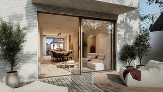 Nieuwbouwresidentie Basile betreft een stijlvol nieuwbouwproject gelegen in de Astridlaan te Nieuwpoort-Stad vlakbij de kaai en de markt. Energiezuinig project d.m.v. verwarming via warmtepompen & vloerverwarming. Appartement 0303 ligt op de 3e & 4e verdieping en omvat: Indeling: inkom, apart toilet, woonkamer met eetplaats, zithoek & open keuken, zongericht terras van 8,53m², aparte berging & éérste slaapkamer met eigen badkamer voorzien van dubbele wastafel en inloopdouche, via de trap komen we in de nachthal op de vierde verdieping terecht, deze omvat een 2e slaapkamer voorzien van eigen dressing, een 2e badkamer met toilet, wastafel en douchecel en een 3e slaapkamer of bureauruimte. Mogelijkheid tot aankoop van autostaanplaats of garage in de residentie. Grondplan & lastenboek in bijlage. Prijs: 445000€