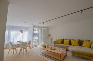 Stijlvol en volledig gerenoveerd appartement op wandelafstand van zee.<br /><br />Dit tijdloze, recent volledig gerenoveerde appartement bevindt zich op een toplocatie, vlak bij zee en het commerciële centrum. Het werd afgewerkt met duurzame, hoogwaardige materialen en een uitzonderlijk oog voor detail.<br /><br />Bij binnenkomst treft u een elegante inkomhal met gastentoilet, afgewerkt met een achterwand in Carrara-marmer, een Kartell Laufen wandcloset in mat wit en een Falper handenwasser met RVB fonteinkraan. De inkomhal beschikt tevens over ingemaakte vestiairekasten.<br /><br />De ruime en lichtrijke leefruimte is ingericht met een eiken parketvloer van Studio Piet Boon en een sfeervolle haard. Grote raampartijen zorgen voor een optimale lichtinval en bieden toegang tot het zongerichte terras aan de voorzijde.<br /><br />Aansluitend bevindt zich de volledig ingerichte maatkeuken van Decota, uitgerust met een werkblad en spatwand in natuursteen Emperador Perla Beige, gedrimd en geborsteld. De keuken is voorzien van kwalitatieve apparatuur, waaronder:<br /><br />een A+++ vaatwas met zeoliet-droogtechniek (extra droge vaat), uiterst stil en bedienbaar via de Home Connect-app;<br /><br />een inbouw combi-stoomoven met fullSteam-functie, kerntemperatuurmeter, baksensor, hydrolische reiniging en bediening via de Home Connect-app.<br /><br />Verder is er een praktische berging met aansluiting voor wasmachine en droogkast, evenals ingewerkte stopcontacten, coax en UTP van rond by prado.<br /><br />Het appartement beschikt over een volwaardige slaapkamer met ingemaakte kasten en toegang tot het achteraan gelegen terras, en een tweede slaapkamer. De moderne douchekamer is stijlvol afgewerkt met hoogwaardige materialen.<br />Ruime privatieve kelder en een vlot toegankelijke gemeenschappelijke fietsenberging in de residentie.