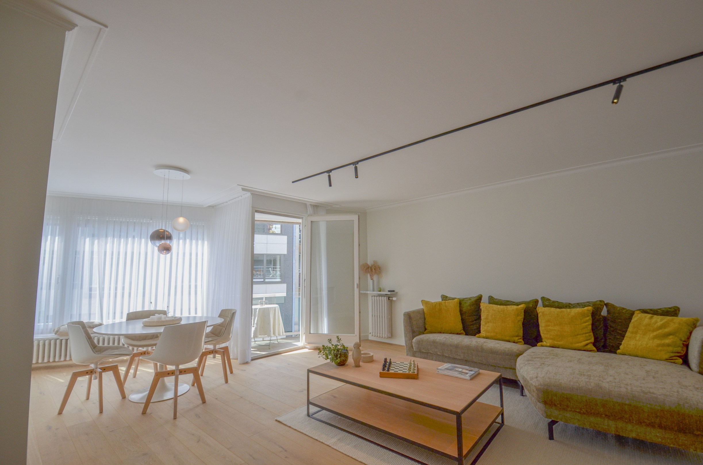 Stijlvol en volledig gerenoveerd appartement op wandelafstand van zee en het commerciële centrum. - foto 2