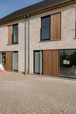 Deze kleinschalige verkaveling combineert open en halfopen bebouwingen in een rustig woonerf, op een uiterst vlot bereikbare locatie nabij het centrum van Torhout, de ring en belangrijke invalswegen. De woningen worden gerealiseerd in een moderne, landelijke architectuur met twee bouwlagen en een hellend dak.<br /><br />De woningen zijn ontworpen met oog voor hedendaags wooncomfort, energiezuinigheid en een praktische indeling. Er is bovendien de mogelijkheid om de woning uit te breiden tot vier slaapkamers, ideaal voor gezinnen of wie extra ruimte wenst.<br /><br />Troeven:<br />• Mogelijkheid tot 4 Volwaardige slaapkamers<br />• Open leefruimte met keuken<br />• Vloerverwarming<br />• Lucht/water warmtepomp<br />• Zonnepanelen<br />• Regenwaterpomp<br />• Open en halfopen bebouwingen<br />• Modern-landelijke architectuur<br />• Rustig woonerf<br />• Vlotte verbinding naar centrum Torhout, ring en autosnelwegen<br /><br />Alle vermelde prijzen zijn exclusief btw en aankoopkosten. Een gedetailleerde prijslijst is beschikbaar op aanvraag.<br /><br />Voor meer informatie of een afspraak, contacteer Simon via 0498 12 37 08 of via simon@vicusvastgoed.be.