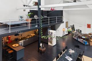 <p>Ontdek deze uitzonderlijke stadsloft, gelegen op een werkelijk onklopbare locatie in het hart van Antwerpen. Een oase van licht, ruimte en comfort in een verkeersluwe straat, vlak bij alle winkels, horeca, openbaar vervoer én het bruisende stadsleven.<br />Binnenin geniet je van heel veel privacy, een indrukwekkende leefruimte met hoge plafonds, grote ramen en een echt loftgevoel. De mezzanine biedt een ruime slaapkamer met dressing en directe toegang tot de badkamer met bad en douche. De knappe, open keuken is volledig uitgerust en er is een aparte wasruimte.<br />Deze loft werd de afgelopen jaren grondig vernieuwd: nieuw dak (2024), nieuwe ramen met hoogrendementsglas, vernieuwde elektriciteit, warmtepompboiler (A++), nieuwe blinderingen, vernieuwde sanitair elementen en meer. EPC A is de kers op de taart. Mogelijkheid tot huren van een autostaanplaats in het gebouw.<br />Troeven:<br />• Unieke loft op topligging in hartje Antwerpen<br />• EPC A – energiezuinig en toekomstproof<br />• Grote, lichtrijke leefruimte<br />• Vernieuwd dak en ramen (2024)<br />• Elektriciteit conform<br />• Mogelijkheid tot autostaanplaats<br />• Gebouw volledig up-to-date – geen kosten op komst<br />Plan nu je afspraak op één van onze eerste bezoekmomenten en laat je betoveren door deze unieke woonparel.</p>