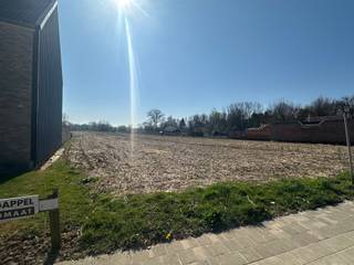 <p><span>In een strategisch gelegen zijweg van de grote baan hebben wij deze bouwgrond (lot 1) te koop. </span></p><p><span>Erpe is zeer goed gelegen in de omtrek rond de stad Aalst. </span></p><p><span> </span></p><p><span>De bouwgrond meet 330 m² en is geschikt voor een gesloten bebouwing. </span></p><p><span>Bouwvoorschriften op aanvraag. </span></p><p><span> </span></p><p><span>Voor meer informatie en/of een bezoek, contacteert u Didier van Immo Zone op het nummer 0476/ 73. 17. 99.</span></p><p><span> </span></p>