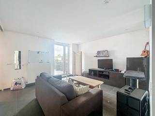 Bent u op zoek naar een gezellig en leuk duplex appartement in Waregem? Dan is dit zeker iets voor u! Deze volledig gerenoveerde parel is voorzien...
