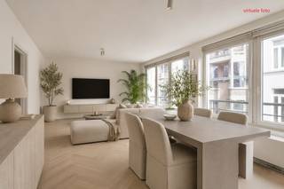 Dit moderne appartement bevindt zich op de tweede verdieping van de kleine, doch standingvolle residentie 'Muscadet' te Oostende. In deze residentie is er slechts één appartement per verdieping. Het gebouw is gelegen in een rustige straat in het centrum van Oostende, vlakbij het strand, winkels en openbaar vervoer (tram- en bushaltes). Het station bevindt zich op amper 5 minuten wandelen.<br />Indeling: inkomhal met plaats voor vestiairekast, apart gastentoilet met lavabo, grote woonkamer, halfopen keuken voorzien van alle toestellen en veel kastruimte, nachthal, 2 zeer ruime slaapkamers (12m² + 16 m²) waarvan één met terras, en grote badkamer met dubbel lavabomeubel, ligbad en douche.<br />Het appartement is energiezuinig (EPC-label B) en de elektriciteit is conform!<br />In het gebouw is er een gemeenschappelijke fietsenberging aanwezig!<br />Het appartement is momenteel verhuurd aan een vaste (goede) huurder en is dus ideaal als investering!