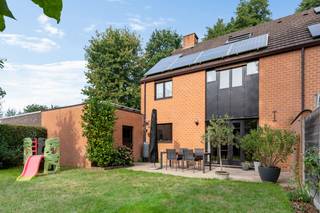 In een rustige en residentiële wijk in Brasschaat, op korte afstand van het centrum, de Golf van Brasschaat en het Park van Brasschaat, bevindt zich deze verzorgde en energiezuinige halfopen woning uit 1993. De woning combineert een aangename ligging met een praktische indeling, vier slaapkamers, een zonnige zuidgerichte tuin en een vlotte bereikbaarheid dankzij de nabijheid van verschillende invalswegen.<br /><br />Via de inkomhal met ingemaakte vestiairekast en gastentoilet betreden we de ruime en lichtrijke leefruimte, afgewerkt met parketvloer en met rechtstreeks zicht op de tuin. Aansluitend bevindt zich de volledig geïnstalleerde en goed onderhouden keuken. Naast de keuken vinden we een praktische berging met aansluitingen voor wasmachine en droogkast. Vanuit de leefruimte is er rechtstreeks toegang tot de aangename zuidgerichte tuin. <br /><br />Op de eerste verdieping bevinden zich drie kamers, die naar wens kunnen worden ingericht als drie slaapkamers of als twee slaapkamers en een afzonderlijke bureauruimte.<br />Verder vinden we op deze verdieping de badkamer, uitgerust met zowel een ligbad als douche.<br /><br />De tweede verdieping omvat een ruime zolderverdieping die perfect dienst kan doen als volwaardige vierde slaapkamer.<br />Dankzij de royale oppervlakte biedt deze verdieping bovendien de mogelijkheid om verder opgedeeld te worden en zo eventueel twee afzonderlijke slaapkamers te creëren.<br /><br />Aansluitend aan de tuin en woning bevindt zich een garage met automatische poort, wat zorgt voor bijkomend parkeercomfort en extra bergruimte.<br />Aan de garage is tevens een laadvoorziening voor een elektrische wagen aanwezig, die indien gewenst mee kan worden aangekocht.<br /><br />Tot slot beschikt de woning over een zonnepaneleninstallatie, een gunstig energielabel B en een asbestveilig attest.<br />Dit alles maakt van deze woning een comfortabele en energiezuinige gezinswoning op een bijzonder aangename locatie in Brasschaat.<br /><br />Troeven: <br />+ 4 slaapkamers<br />+ Tuin<br />+ Garage met automatische poort<br />+ Laadvoorziening <br />+ Zonnepanelen<br />+ Gunstige EPC - B<br /><br />Interesse in deze woning?<br />Contacteer ons via 03 337 50 70 of info@vbvastgoed.be voor meer info of een bezoek ter plaatse.