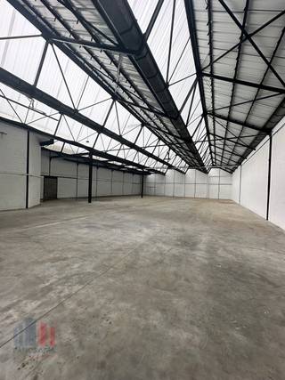 This spacious warehouse space of 735 m² is easily accessible and ideally located in Enghien.The property has a sectional door of 4.5 m height and a...