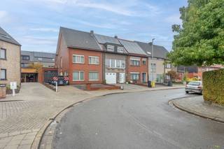 <strong>Rustig gelegen 3-slaapkamerwoning met ruime garage en tuin in Turnhout</strong><br />EPC: F-label | Conforme elektriciteit | Rustige ligging | Grote garage<br /><br /><strong>Omschrijving: </strong><br />Bij het betreden van de woning komt u in de inkomhal, waar zich een apart gastentoilet bevindt. Vervolgens bereikt u de ruime woonkamer, die dankzij de gezellige houtkachel een warme en aangename sfeer uitstraalt.<br /><br />De keuken is uitgerust met een dubbele spoelbak, elektrische kookplaat, dampkap en een koelkast met vriesvak. Aansluitend bevindt zich een ruime veranda, die extra leefruimte biedt en een aangenaam zicht op de stadstuin creëert.<br /><br />Een absolute troef is de grote inpandige garage. De garage beschikt over elektrische garagepoorten en biedt bovendien een rechtstreekse toegang tot de tuin.<br /><br />Op de eerste verdieping bevinden zich drie slaapkamers en een ruime badkamer, dewelke is voorzien van een douche, ligbad, dubbele wastafel met meubel en toilet.<br /><br />Via een vlizotrap is de ruime zolderverdieping bereikbaar. Deze biedt heel wat extra bergruimte en mogelijkheden.<br /><br /><strong>Algemeen:</strong><br />-3 slaapkamers<br />-Rustige ligging<br />-Ruime veranda<br />-Grote inpandige garage <br />-Conforme elektrische installatie<br />-EPC: F-label (renovatieverplichting)