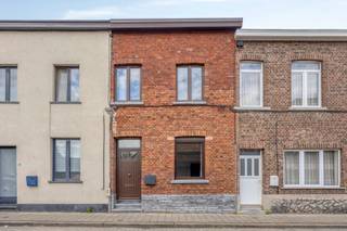 <strong>Volledig gerenoveerde woning met o.a. een bewoonbare oppervlakte van 110 m², 4 slaapkamers, hoge plafonds, aangename tuin en uitstekende ligging in het centrum van Tienen. EPC label B. </strong><br /><br />De woning beschikt op het gelijkvloers over een woonkamer, keuken en badkamer. Via de keuken heeft u toegang tot de aangename tuin. <br /><br />Op de eerste verdieping bevindt zich een nachthal, 2 slaapkamers en een badkamer. <br /><br />De tweede verdieping is toegankelijk met een vaste trap en bestaat uit een nachthal, 2 slaapkamer en apart toilet. <br /><br />De woning beschikt over een goede verkeerstechnische ligging t.o.v. station, E40, winkels, scholen, restaurants, openbaar vervoer, etc. <br /><br />Interesse? Bel naar 0496 07 89 48.