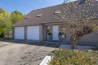 Well-maintained and move-in ready villa with four bedrooms in DilbeekSituated on a beautiful rectangular plot of 10a 02ca in a residential area and a...