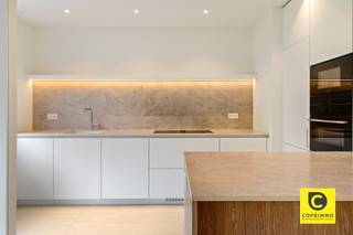 <p><span>High-end gerenoveerd hoek-appartement met 2 slaapkamers en 2 terrassen te Fruithoflaan!</span></p><p><span>Dit verbluffend, lichtrijk en luxueus hoek-appartement van maar liefst 108m² werd zopas hoogwaardig en stijlvol gerenoveerd, geniet een gunstig EPC, conforme elektriciteit, is asbestveilig en bovendien beschikbaar bij akte. Het ligt op de 1e verdieping van een verzorgd en kleinschalig gebouw met centrale ligging. Winkels, parken, scholen, horeca, sportfaciliteiten, openbaar vervoer en invalswegen zijn steeds vlakbij. Ook het bruisende Antwerpen stad is slechts een boogscheut verwijderd. Bent u op zoek naar een ruim en klassevol appartement met voldoende buitenruimte en groene vergezichten? Zoek niet langer, vraag een bezoek aan voor dit pand en uw verwachtingen zullen ongetwijfeld worden ingelost.  </span></p><p><span> </span></p><p><span>Inkomhal, leefruimte &amp; keuken:</span></p><p><span>U betreedt dit pareltje via de moderne inkomhal met veiligheidsdeur, parlofoon en ingemaakte vestiaire. Het oog valt meteen op de prachtige parketvloer die naadloos werd doorgelegd in nagenoeg het hele appartement. Dankzij de hoekligging geniet de riante leefruimte (ca. 40 m²) een mooie natuurlijke lichtinval die het ruimtelijk gevoel des te meer in de verf zet. De oogstrelende open keuken met eiland en zitgedeelte werd wonderwel geïntegreerd en is voorzien van kwalitatieve toestellen. U kan tijdens het koken steeds genieten van uw gezin en/of gezelschap en bovendien is er aan werk- en opbergruimte hoegenaamd geen gebrek. De strakke tegelvloer, het schitterende werkblad en de geïntegreerde led-verlichting maken deze tijdloze keuken helemaal af, evenals de kastenwand in de leefruimte die een harmonieus geheel vormt met het eiland.</span></p><p><span> </span></p><p><span>Slaapkamers, badkamer, toilet &amp; berging:</span></p><p><span>De 2 omvangrijke slaapkamers (ca. 12,5 &amp; 17m²), eveneens op parket, situeren zich aan de nog rustigere achterzijde van het gebouw en zijn beiden voorzien van inmaakkasten, elektrische rolluiken en TV- en UTP-aansluitingen. De rustieke badkamer omvat een weelderige inloop-/regendouche, een strak wasmeubel met bijhorende spiegelkast, een toilet, mechanische ventilatie en een handdoek-radiator. De hal herbergt nog een apart gastentoilet met handenwasser en spiegel met geïntegreerde led-verlichting. Hier vindt u ook nog een praktische berging terug die ideaal is om het kuisgerief netjes op te bergen.</span></p><p><span> </span></p><p><span>Terrassen, autostaanplaats, fietsberging &amp; kelder:</span></p><p><span>Met een ruim terras aan zowel voor- als achterzijde kan u op elk moment van de dag in alle rust genieten van zowel zon alsook schaduw, steeds vergezeld van een groen vergezicht. Met dank aan het grote schuifraam kan de leefruimte in de zomermaanden de uitbreiding van uw terras vormen. Het terras aan de voorzijde ligt aanpalend de keuken en is perfect om te dineren met de ondergaande zon op de achtergrond, terwijl het terras aan de achterzijde in rechtstreekse verbinding staat met beide slaapkamers, ideaal voor een koffietje bij het ochtendgloren of een frisse neus bij. Een privatieve, droge kelderberging is inbegrepen. In het ondergrondse garagecomplex kunnen de fietsen steeds veilig gestald worden en kan een staanplaats worden aangekocht (€19.000).</span></p><p><span> </span></p><p><span>Extra troeven:</span></p><p><span>- Mobiscore 9,2/10</span></p><p><span>- Lichtrijk en ruimtelijk (108m² cfr. EPC)</span></p><p><span>- Gunstig EPC B</span></p><p><span>- Driedubbele HR ramen</span></p><p><span>- Incl. designverlichting</span></p><p><span>- Elektriciteit conform</span></p><p><span>- Asbestveilig</span></p><p><span>- 2 terrassen<br />- Kelder, staanplaats &amp; fietsberging</span></p>