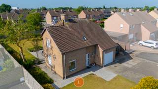 Te koop: Instapklare alleenstaande woning in een rustige en kindvriendelijke buurt van Menen<br /><br />In een rustige, gezinsvriendelijke wijk van Menen bevindt zich deze charmante en instapklare alleenstaande woning. De woning is ideaal voor wie op zoek is naar comfort, ruimte en een gunstige ligging gezien de woning gelegen is een doodlopende straat maar toch vlakbij belangrijke invalswegen. Dankzij de <strong>drie volwaardige slaapkamers</strong>, een handige <strong>dressing</strong>, een ruime tuin en meerdere extra’s, is dit de perfecte gezinswoning.<br /><br />Binnenkomend via de inkomhal met gastentoilet betreed je de lichtrijke leefruimte die uitkijkt op de tuin.<br /><br />De volledig uitgeruste keuken biedt alle nodige comfort en een aangenaam zicht en toegang tot de tuin. Aansluitend is er een praktische was/berging en de <strong>garage </strong>met elektrische poort.<br />Daarnaast is er op het gelijkvloers een apart gastentoilet en toegang tot een<strong> zonnig terras met een netjes aangelegde tuin</strong>. <br /><br />Op de eerste verdieping bevinden zich <strong>drie slaapkamers</strong>, een aparte <strong>dressing of 4e slaapkamer </strong>en een badkamer die voorzien is van een bad/douchecombinatie, lavabo en toilet. Extra opbergruimte vind je in de kleine kelder/berging en de kruipzolder die zich uitstrekt over de volledige woning.<br /><br />De woning scoort bovendien uitstekend met een <strong>epc label B </strong>, op energetisch vlak dankzij de aanwezige <strong>zonnepanelen</strong>, een <strong>hoogrendementsketel </strong>en aansluiting op <strong>regenwater</strong>. <br /><br />Deze woning is beschikbaar vanaf 1 november 2025 en is een buitenkans voor wie op zoek is naar een verzorgde, energiezuinige woning in een aangename buurt.<br /><br /><strong>PLUSPUNTEN:</strong><br />- 3/4 slaapkamers<br />- rustig gelegen<br />- grote tuin<br />- energiezuinig: zonnepanelen - hoogrendementsketel - regenwater - epc B<br /><br />Dit betreft een vanaf prijs, elk bod dient boven €369.000 te liggen.<br /><br /><br />Graag meer info of een bezoek? Kimoura 0470 86 65 08 - kimoura@immolietaer.be