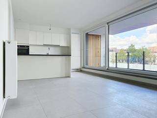 De snelste manier om een bezoek te brengen aan dit appartement? Vraag je bezoek aan via de rode knop op onze website (www.dewaele.com) en je wordt gecontacteerd door één van onze verhuurexperten. <br /><br />Lichtrijk appartement met 2 slaapkamers, 2 terrassen en carport op een centrale ligging nabij het centrum van Roeselare.<br /><br />Het appartement heeft volgende indeling:<br />- Inkom <br />- Lichtrijke leefruimte<br />- Open keuken voorzien van kookplaat met dampkap, spoelbak, oven, frigo en vaatwas<br />- Berging voorzien van aansluiting wasmachine<br />- Toilet<br />- 2 Slaapkamers<br />- Badkamer voorzien van lavabo in meubel en inloopdouche<br />- 2 terrassen<br /><br />Extra kenmerken:<br />- Instapklaar en lichtrijk <br />- Laag energieverbruik<br />- Lift aanwezig in het gebouw<br />- Centraal gelegen nabij winkels, openbaar vervoer, centrum van Roeselare,...<br /><br />Mogelijkheid tot huren van een carport: 50,00 euro/maand.<br /><br />Ben jij geïnteresseerd in dit appartement in Roeselare? Aarzel dan niet ons te contacteren.