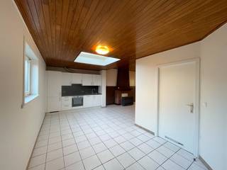 Deze gerenoveerde woning met twee slaapkamers, terras, garage en staanplaats is terug te vinden op een steenworp van centrum Roeselare. Het eigendom...