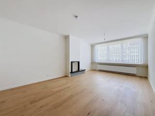 Bent u op zoek naar een instapklaar en modern appartement in Deurne? Het pand werd in 2026 gerenoveerd en is gelegen in een rustige woonwijk.Het appt. grenst aan een groene parkzone; winkels en openbaar vervoer zijn vlakbij gelegen.Appartement op de tweede verdieping met lift:- inkomhal met ingemaakte kasten- zeer ruime leefruimte op hoogwaardige vinylvloer met authentiek schouwelement- modern ingerichte keuken voorzien van alle nodige toestellen; kookplaat, ijskast met vriezer, vaatwasser, spoelbak, combioven en voldoende kastruimte- slaapkamer 1 (ca. 14m²) met directe toegang tot het terras- slaapkamer 2 met ingemaakte kast.- moderne badkamer met kwalitatieve afwerking, grote inloopdouche en enkel lavabomeubel. In de badkamer ook een ingemaakte kast met aansluiting voor wasmachine en droogkast- ruim terras met extra opbergruimte.Bijzonderheden:- EPC B: glas achteraan wordt nog vervangen- huurprijs is inclusief de ruime, afzonderlijke garage - gemeenschappelijke kosten 70 eu/maand, inclusief privé waterverbruik- per direct beschikbaarBen je geïnteresseerd om dit vastgoed te huren in Deurne? Aarzel dan niet om ons te contacteren.Had je graag een gratis schatting van uw eigendom via ons immokantoor? Mail naar deurne@dewaele.com