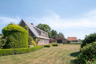 Deze ruime alleenstaande woning, gebouwd in 1972, biedt tal van mogelijkheden voor wie op zoek is naar een woning met veel ruimte, een groot perceel en extra opslagmogelijkheden. De woning beschikt over maar liefst 221 m² bewoonbare oppervlakte en is gelegen op een prachtig perceel van 4.419 m² met een landelijke uitstraling.<br /><br />Bij het betreden van de woning komt u terecht in de inkomhal, die toegang biedt tot de verschillende leefruimtes. Op het gelijkvloers bevindt zich een ruime en lichtrijke leefruimte, aansluitend met de keuken. Verder beschikt de woning over een praktische bureauruimte, een badkamer, een gastentoilet en twee volwaardige slaapkamers.<br /><br />Op de eerste verdieping bevinden zich nog drie extra slaapkamers. Daarnaast is er nog voldoende extra bergruimte aanwezig, ideaal voor stockage of hobbygebruik.<br /><br />Naast de woning bevinden zich meerdere loodsen met een totale oppervlakte van ongeveer 500 m². Deze ruimtes bieden een enorme meerwaarde en zijn perfect geschikt voor zelfstandigen, vrije beroepen, hobbyisten of wie nood heeft aan extra opslagruimte.<br /><br />De ruime buitenomgeving zorgt voor een gevoel van rust en privacy en biedt dankzij het grote perceel tal van mogelijkheden. Mits de nodige renovatiewerken kan deze woning worden omgevormd tot een ruime gezinswoning met een unieke combinatie van wonen en werken.<br /><br />Een uitstekende opportuniteit voor wie op zoek is naar ruimte, mogelijkheden en een landelijke ligging in Kortemark.<br /><br />Bestuursmaatregelen in het maatregelenregister: nee