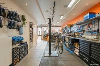 Op zoek naar een handelspand te koop in Harelbeke?<br /><br />Ontdek dit recent opgefriste pand aan de Boterpotstraat 9, met een bruikbare oppervlakte van 181 m² en EPC-label C.<br /><br />De ruime etalage aan de straatzijde brengt uw zaak in beeld en zorgt voor een uitnodigende uitstraling. Binnen beschikt het pand over aansluitende handelsruimtes, met plaats voor een winkelgedeelte, showroom of atelier, aangevuld met praktische opslagruimte. De lichtinval via de etalage en de lichtstraat draagt bij aan een aangename werkomgeving.<br /><br />Dit commerciële pand combineert een goede ligging in Harelbeke (mobiscore 9) met een verzorgde uitstraling en ruimte om uw eigen zaak vorm te geven.<br /><br />Interesse in dit handelspand aan de Boterpotstraat 9? Neem contact op voor meer informatie of een bezoek ter plaatse.<br /><br />Benieuwd naar dit pand of een andere eigendom? www.coventa.be – 051 222 051