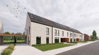 <p>Op een <strong>zeer residentiële en kindvriendelijke locatie</strong> wordt deze prachtige moderne nieuwbouwwoning gerealiseerd. De woning combineert een doordachte indeling met hedendaags wooncomfort en biedt bovendien nog <strong>volledige vrijheid in de keuze van de afwerking</strong>. Dankzij de zeer ruime voorziene budgetten kan u van deze woning écht uw eigen thuis maken.<br /><br />Bij het betreden van de woning komt u binnen in de inkomhal met gastentoilet. Van hieruit bereikt u de ruime en lichtrijke leefruimte met bureauhoek en open keuken. Grote raampartijen zorgen voor een aangename verbinding met de tuin en creëren een fijne, open woonbeleving. Aansluitend aan de keuken bevindt zich een praktische berging.<br /><br />Op de eerste verdieping geeft de overloop toegang tot een afzonderlijk toilet, <strong>drie volwaardige slaapkamers</strong> en de badkamer. Een vaste trap leidt verder naar de ruime zolderverdieping, die heel wat extra mogelijkheden biedt en naar eigen behoefte kan worden ingericht.<br /><br />Een belangrijke troef van deze woning is de <strong>ruime inspraak in de afwerking</strong>. Keuken, badkamer, vloeren, binnendeuren en andere afwerkingsmaterialen kunnen nog zelf gekozen worden binnen de <strong>zeer ruime voorziene budgetten</strong>. Zo geniet u van het gemak van een nieuwbouwproject, zonder in te boeten aan uw persoonlijke smaak en wensen.<br /><br />De rustige en residentiële omgeving maakt deze woning bijzonder interessant voor gezinnen die op zoek zijn naar een aangename en kindvriendelijke woonomgeving, gecombineerd met het comfort en de energiezuinigheid van een volledig nieuwe woning.<br /><br /><em>De getoonde beelden en visualisaties zijn louter indicatief en dienen ter illustratie van het mogelijke eindresultaat. Ze zijn niet bindend en kunnen afwijken van de uiteindelijke uitvoering en gekozen afwerking. Aan de beelden kunnen geen rechten worden ontleend.</em></p>