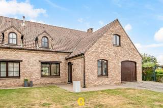 Langs de Romershovenstraat, ter hoogte van nummer 119, bevindt zich deze degelijke halfopen woning met vier slaapkamers, bureel, ruim terras en aansluitende tuin met weids zicht op de achterliggende groene omgeving.<br /><br />Het perceel meet een royale 17a 44ca en grenst achteraan aan uitgestrekte weilanden. Bebouwing is hier uitgesloten, zodat de koper garantie krijgt op rust, zicht en privacy. <br /><br /><br />ROMERSHOVEN<br /><br />Romershoven is een aantrekkelijke landelijke deelgemeente van Bilzen-Hoeselt, waar het aangenaam wonen is in een gemoedelijke dorpse sfeer. Het dorp is door velen geliefd, te merken aan de vele mooie recente woningen en fraai gerenoveerde hoeves die mee het straatbeeld vormen.<br />Ondanks deze landelijke ligging bereikt men het centrum van Hoeselt al na een tweetal kilometer. Hier vindt men alle dagelijkse voorzieningen zoals scholen, winkels, bakkers, de slager en verschillende supermarkten. Ook de oprit van de E313 ligt vlakbij. Na een tiental minuutjes rijden bereikt men het centrum van Bilzen of Diepenbeek.<br /><br /><br />DE WONING<br /><br />Deze mooie woning werd opgericht begin jaren 90 en verder door de huidige eigenaar al opgefrist met onder meer nieuwe vloeren in de leefruimte, vernieuwde keuken en badkamer. Verder werden de voorbereidingen getroffen voor aanleg van het terras, door de koper verder af te werken. <br /><br />Op heden wordt een EPC voorgelegd met een score van 224 kWh/m² p.j. – label C. Voor een aantal efficiënte energetische verbeteringswerken zijn reeds recente offertes beschikbaar, met daarbij concreet zicht op de mogelijke impact op het EPC.<br /><br /><br />INDELING / OMSCHRIJVING<br /><br />GELIJKVLOERS<br />-Inkomhal met rechts een afzonderlijk bureel, handig voor thuiswerk<br />-Gastentoilet<br />-Ruime en lichtrijke leefruimte in L-vorm, met achteraan mooi zicht op de groene omgeving<br />-Comfortabel ingerichte open keuken met centraal eiland en degelijke Bosch-toestellen: oven, combi-oven, koffiemachine, kookplaat met ingebouwde dampkap, vaatwasser en koelkast<br />-Handige bijkeuken<br />-Wasplaats<br />-Inpandige garage<br />1STE VERDIEPING<br />-Nachthal<br />-Vier volwaardige slaapkamers<br />-Mooie badkamer met badkamermeubel, douche, ligbad en toilet<br />-Zolderberging<br />BUITENOMGEVING<br />-Verder af te werken ruim terras met zonneluifel<br />-Heerlijk ruime tuin met tal van mogelijkheden voor verdere aanleg<br />-Achteraan werd een gezellige zitplek rond de vuurkorf ingericht, met prachtig zicht over de achterliggende weilanden. Een fijne plek om in alle rust van de groene omgeving te genieten of gezellig samen te zijn met vrienden en familie.<br /><br />ENKELE TECHNISCHE KENMERKEN<br />-EPC: 224 kWh/m² p.j. – label C<br />-CV op stookolie<br />-Spouwmuurisolatie mogelijk, met reeds beschikbare offerte<br />-Zonnepanelen<br />-Elektrische installatie conform met bijhorend attest<br /><br />Extra informatie:<br />Maatregelen opgenomen in het Maatregelenregister: nee<br /><br />Waterinfo:<br />Perceelscore : B<br />Gebouwscore: A<br /><br />Deze woning kan een bijzonder interessant aanbod zijn voor wie op zoek is naar een degelijk gebouwde woning met vier slaapkamers, een afzonderlijk bureel en veel buitenruimte, die snel bewoonbaar is en tegelijk de vrijheid biedt om verder op te frissen volgens eigen smaak en op eigen tempo. De royale tuin op een perceel van 17a 44ca en het blijvend vrije uitzicht over de achterliggende weilanden maken dit eigendom bijzonder geschikt voor wie bewust op zoek is naar rust, ruimte en een landelijke woonomgeving, met Hoeselt, Bilzen en Diepenbeek vlot bereikbaar.<br /><br />Bekijk zeker ook het filmpje!<br />https://www.instagram.com/p/Dd_rfNoK972/<br />https://www.facebook.com/reel/1837314911043926