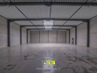 <p><strong>UNIT 3 VAN 550M² OP INDUSTRIETERREIN JAGERSBORG TE MAASEIK.<br /><br />KENMERKEN<br /></strong>- oppervlakte: 375m²<br />- 1 sectionaalpoort (4.00m breed x 4.20m hoog)<br />- gevelbekleding: geïsoleerde sandwichpanelen <br />- lichtstraat met RWA<br /><br /><strong>ALGEMEEN</strong><br />Aan de voornaamste toegangsweg naar het Industrieterrein Jagersborg, zijn deze nieuwe bedrijfsunits opgericht. Zowel de N73 als de N78 zijn vlot bereikbaar en de A2 autosnelweg bevindt zich op 9 km. Deze nieuwe site voorziet 9 KMO-units met verschillende afmetingen. Extra troef: 2 units beschikken over aparte kantoorruimtes. Het plan voorziet bovendien voldoende parkeerplaatsen, in totaal 39 stuks. Aan elke unit zijn persoonlijke parkeerplaatsen toegekend.<br /><br /><strong>EXTRA INFORMATIE VERHUUR</strong><br />- Verhuur onder het BTW-stelsel, vermelde huurprijs te verhogen met 21% BTW.<br />- Huurovereenkomst van gemeen recht: gewenste duur in onderling overleg.<br />- Aanvaarding huurder steeds in overleg met verhuurder.<br />- Algemene kosten: 70,00 EUR per maand.<br />- Onroerende voorheffing, kosten/verbruik nutsvoorzieningen ten laste van de huurder.<br /><br />Bekijkt u deze advertentie via een aanverwante vastgoedsite, surf dan zeker naar onze website <strong>www.N78vastgoed.be</strong> voor een uitgebreide beschrijving en foto's. Meer info: <strong>+32 (0)89 86 18 88 </strong>of <strong>info@N78vastgoed.be.</strong></p>