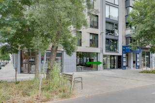 <h3><span>Commerciële ruimte op toplocatie op t Eilandje ideaal voor kantoor, vrije beroepen of dienstverlening</span></h3><p><span>Altijd al gedroomd van een eigen zaak op een bruisende locatie? Dan is dit misschien wel jouw kans!</span></p><p><span>Deze instapklare handelsruimte ligt pal in het hart van t Eilandje een levendige buurt vol passage en charme. De ruimte beschikt over een mooie vitrine met maximale zichtbaarheid, ideaal om jouw zaak in de kijker te zetten.</span></p><p><span>Wat mag je verwachten?</span></p><ul><li><span>Een commercieel gedeelte met tijdloze parkettegels</span></li><li><span>Ingebouwde kasten achteraan, handig voor opslag</span></li><li><span>Een aparte kitchenette en een afzonderlijk toilet</span></li><li><span>Topligging: makkelijk bereikbaar met openbaar vervoer én vlak bij belangrijke invalswegen</span></li><li><span>Gelegen op wandelafstand van o.a. het ZAS, het MAS en het Red Star Line Museum dus constante passage verzekerd!</span></li></ul><p><span>Perfect voor wie wil starten, uitbreiden of zich op een strategische plek wil vestigen.</span></p><p><span>Interesse? Bel ons snel op </span><span>03/633.12.29</span><span> of mail naar </span><span>info@immogreenstar.be</span><span>.<br /></span><span>Immo Green Star helpt je graag verder!</span></p><p><span> </span></p><p><span>Bestuursmaatregelen in het maatregelenregister: nee</span></p>